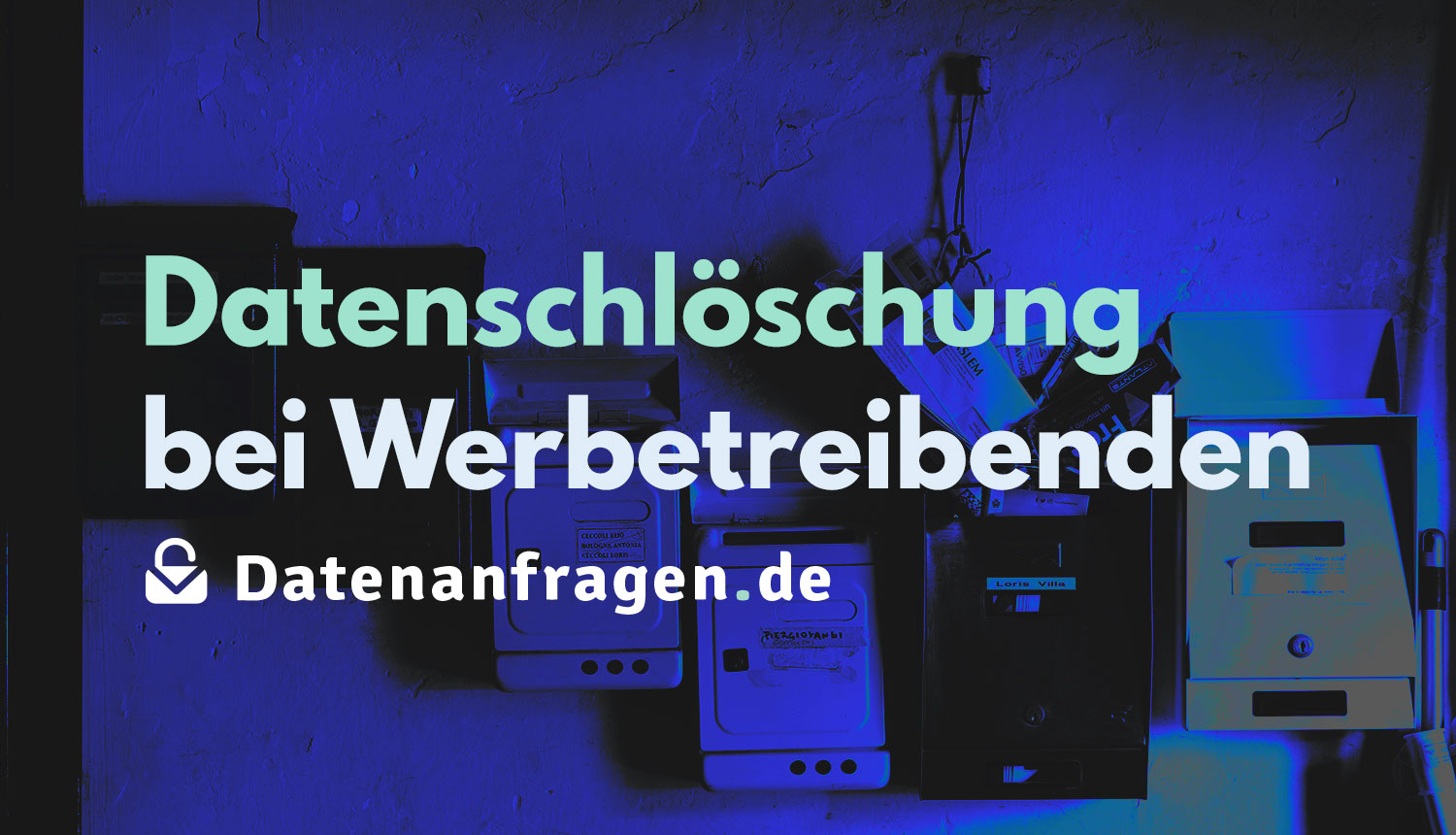 Foto mehrerer Briefkästen, von denen einer mit Werbung überquillt. Darüber der Text: „Datenlöschung bei Werbetreibenden“