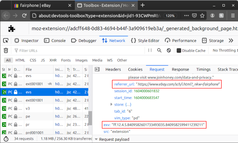 Screenshot des Firefox-Browsers. Über die DevTools wird der Netzwerktraffic der Honey-Erweiterung analysiert. Eine Anfrage an den „evs“-Endpunkt ist ausgewählt und die entsprechenden Details werden angezeigt. Die von der Erweiterung gesendeten Daten enthalten auch die Parameter „referrer_url“ mit dem Wert „https://www.ebay.com/sch/i.html?_nkw=fairphone“ und „exv“ mit dem Wert „ff.12.4.5.8409582601733493035.8409582599411239211“ (beide jeweils rot umrandet). Bei „exv“ handelt es sich um eine eindeutige ID für die Nutzer_in und aus der „referrer_url“ geht hervor, dass diese gerade bei eBay nach dem Begriff „fairphone“ gesucht hat.