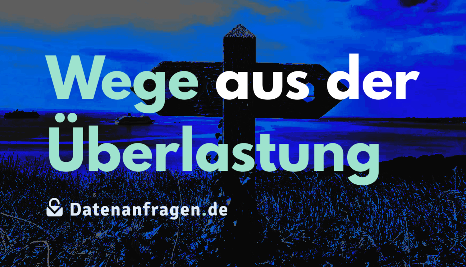 Stylisiertes blautöniges Foto eines Wegweisers vor einer Wassermenge, darüber der Text: „Wege aus der Überlastung“